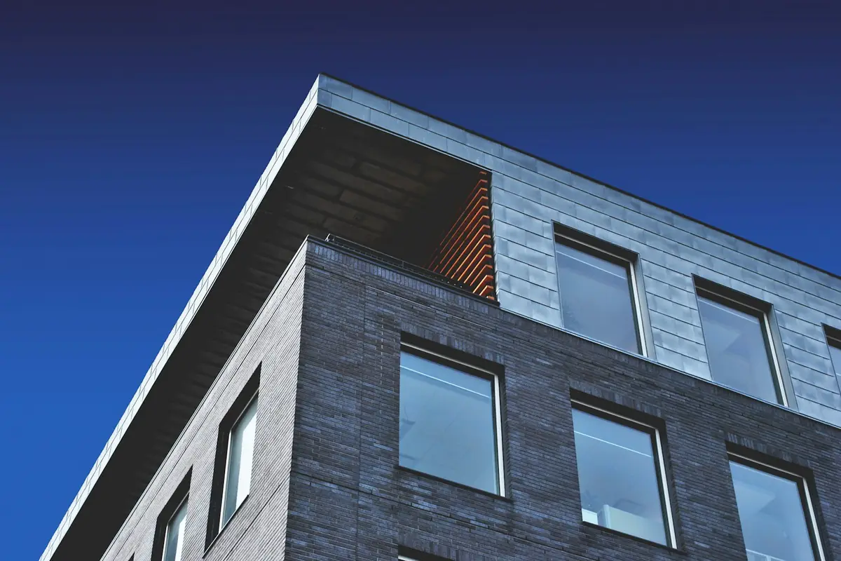 Fassade aus dunklem Klinker mit Fensterbändern