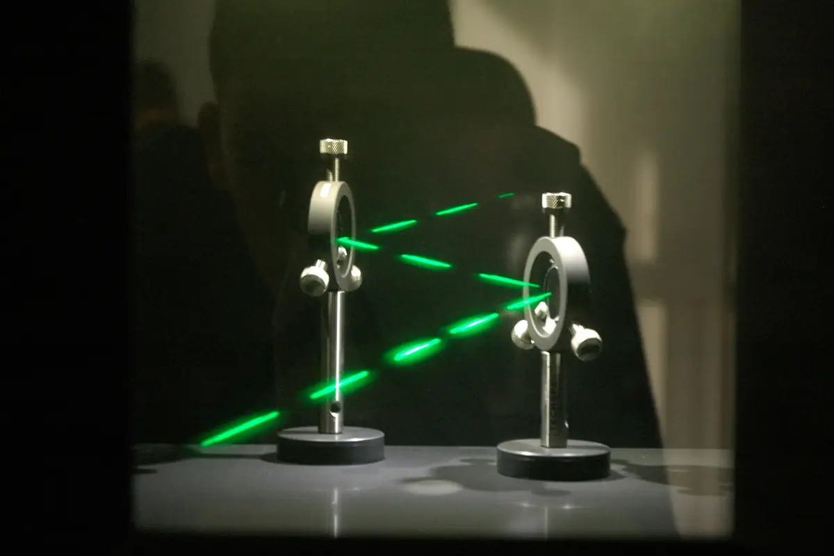 Laserstrahl auf einem optischen Aufbau mit Spiegelhaltern